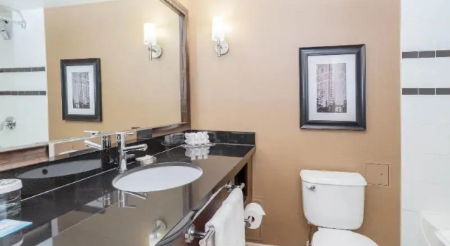 Четырёхместный номер Standard с балконом Sandman Signature Vancouver Airport Hotel & Resort