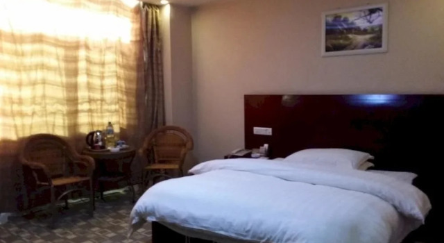 Kunming Dongfanglong Hotel, Rezerwuj Hotel Hotele w Kunming z parkingiem, Parking