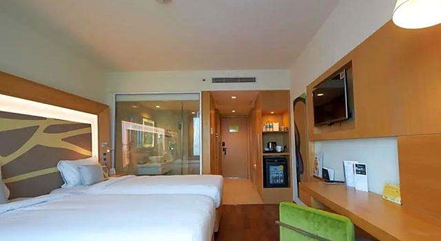 Двухместный номер Standard с видом на бассейн Novotel Chennai OMR