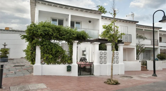 Beachside Fishermans cottage, Забронировать Дом для отпуска Отели Ла-Кала-де-Михас с парковкой, Парковка