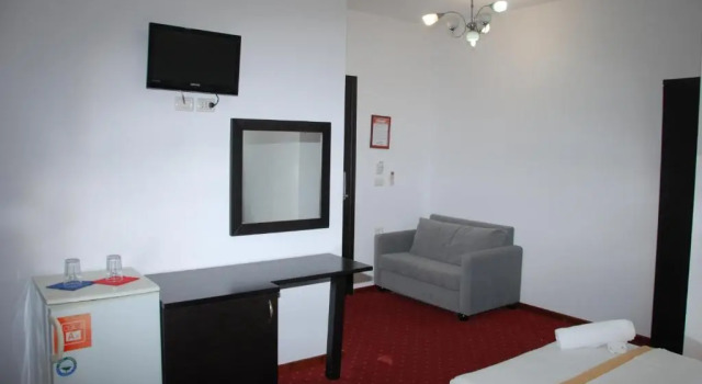 Трёхместный номер Standard с балконом Hotel Strora