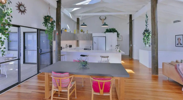 15 McAnally Drive Fabulous Family Home with Magnificent Ocean Views Pool Walk to Beach, Prenota Hotel Hotel a Queensland con parcheggio, Parcheggio