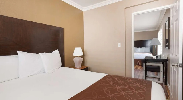 Трёхместный полулюкс Americas Best Value Inn & Suites Anaheim