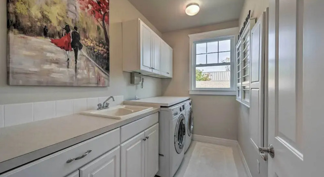 Sunny Seattle Home w/ Deck ~ 6 Mi to Downtown, Забронировать Отель Отели Сиэтла 3 звезды, 3*