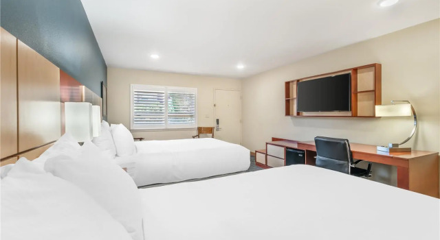 Четырёхместный номер Standard с видом на внутренний двор Best Western Plus Clocktower Inn