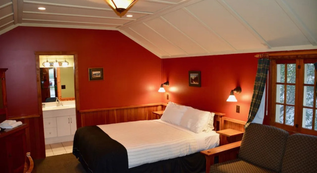 Коттедж Classic Johnston Canyon Lodge & Bungalows