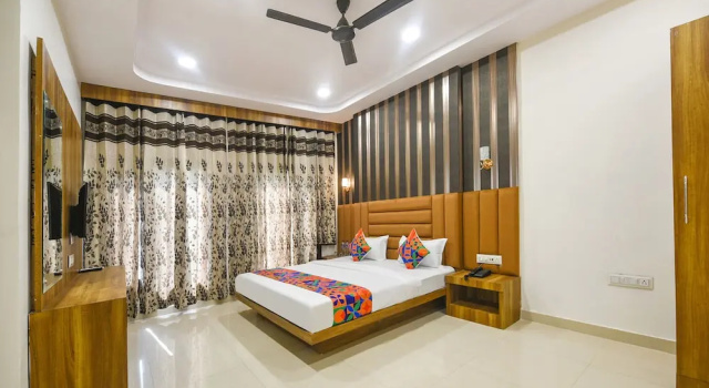 Номер Luxury FabHotel Golden Tree