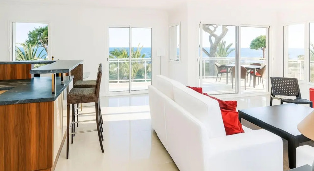 Апартаменты Stunning 2 Bed Apt on the Seafront of Cannes in a High Class Secure Building With Swimming Pool - 463