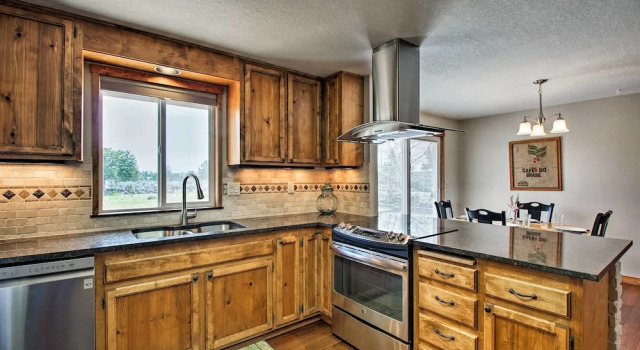 Коттедж Updated Farmhouse w/ Deck on Central Oregon Canal!