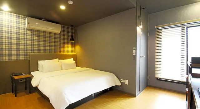 Camera Deluxe Hotel Gray
