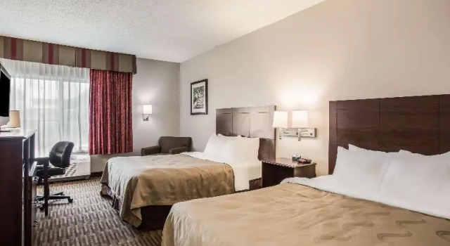 Люкс Standard Quality Inn & Suites Lawrence - University Area