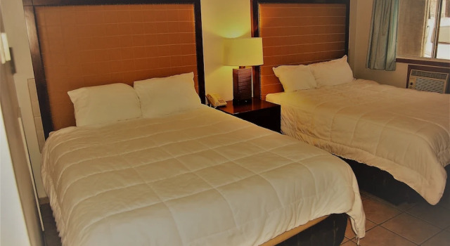 Четырёхместная студия Edgewater Inn