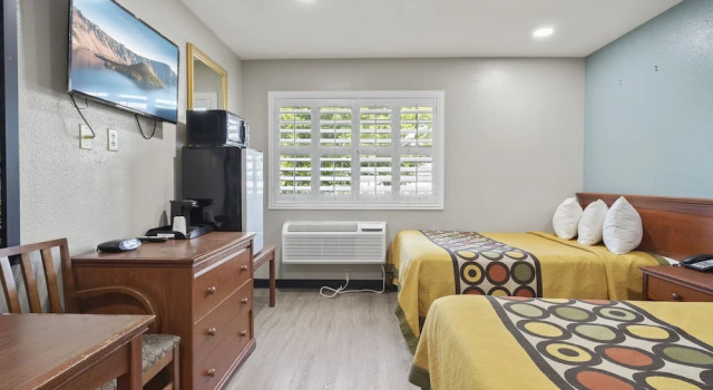 Четырёхместный номер Deluxe Travelers Inn Medford