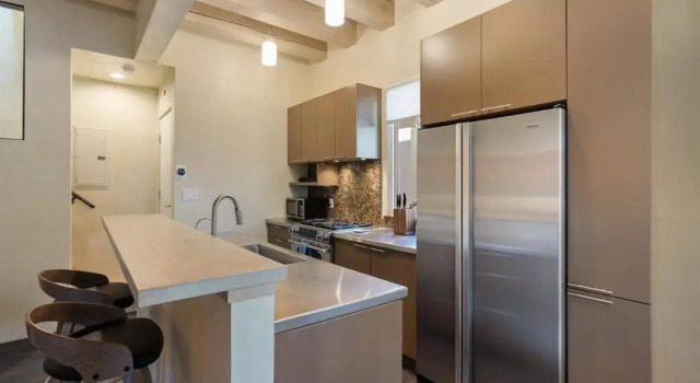 Коттедж с 2 комнатами Stone's Throw - Unbeatable Location, Lovely Modern Interior