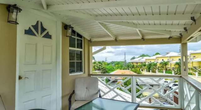 Двухместные апартаменты Your quaint home just steps from beach