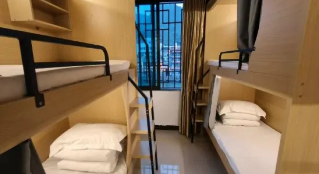 Кровать в общем номере (мужской номер) Kunshuo Hotel