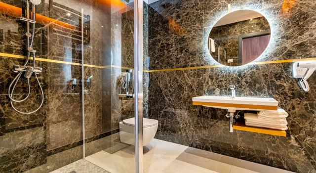 Standardní Dvoulůžkový s manželskou postelí pokoj s balkonem a a výhledem do dvora Prestige Plaza