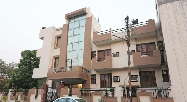 OYO 598 Hotel B K House, Забронировать Отель Нойда штат Уттар-Прадеш