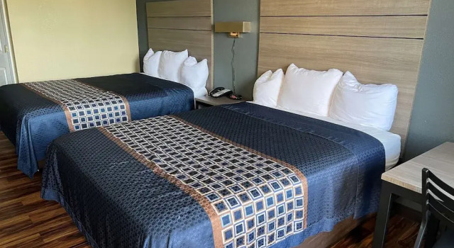 Четырёхместный номер Standard с балконом Super 8 by Wyndham Lumberton NC