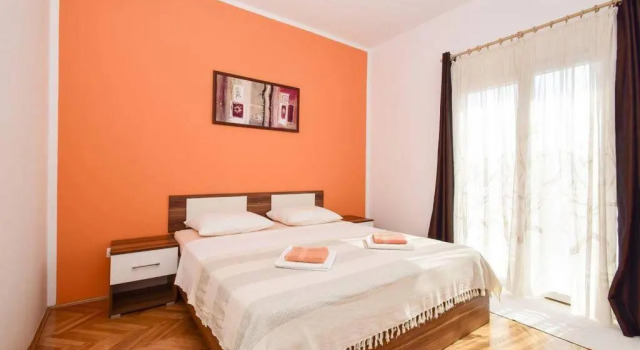 Three Apartment Complex With Pool, Забронировать Апартаменты/квартира Отели Трибунь с парковкой, рядом с Пристань для яхт Трибуни, Парковка