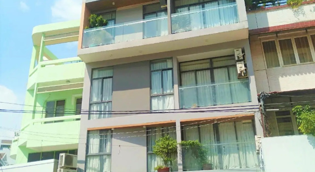 Full House Retreat - The Water Front