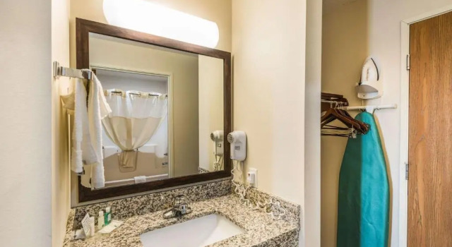 Номер Standard Quality Inn & Suites Eldridge Davenport North