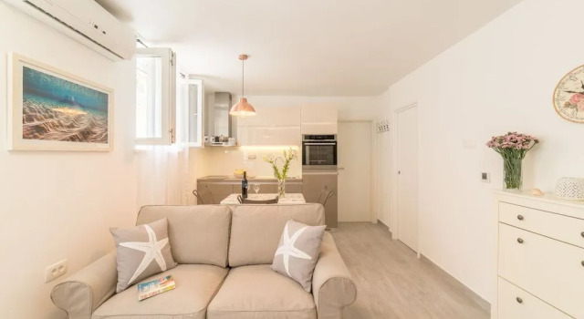 Apartment Nono near the beach with parking, Prenota Appartamento Splitska 