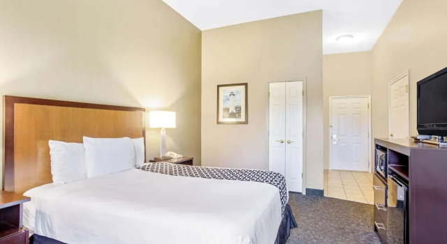 Двухместный номер Deluxe с видом на озеро La Quinta by Wyndham Biloxi