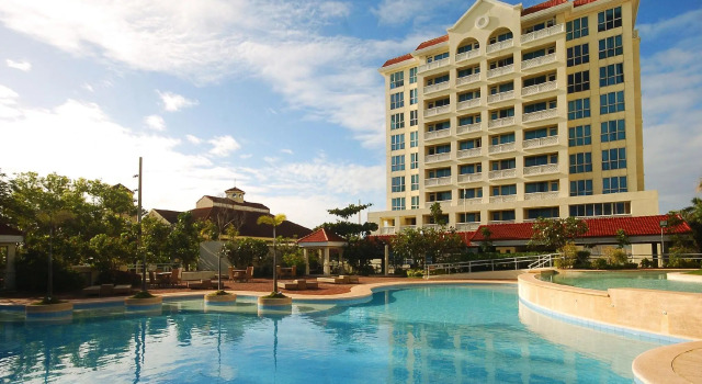 Кровать в общем номере Sotogrande Hotel and Resort in Cebu