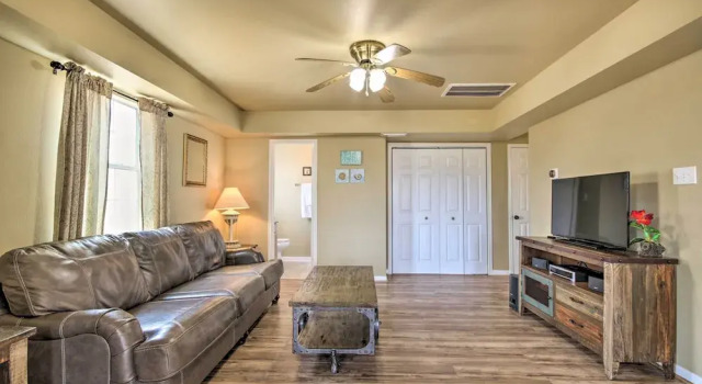 1/2 Mi to Sand: Surfside Beach Retreat!, Varaa Lomakoti Mökit kohteessa Houston, Mökki