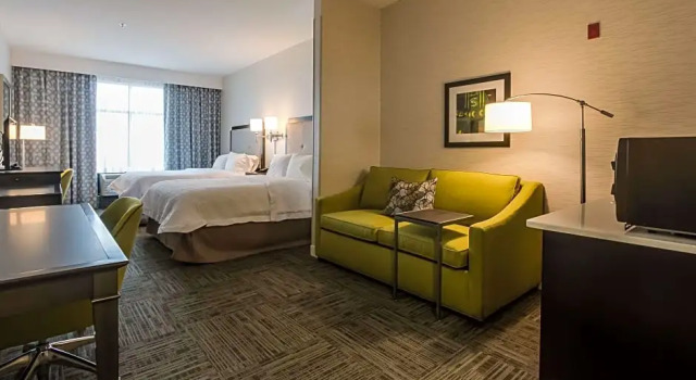Четырёхместный люкс Hampton Inn White House