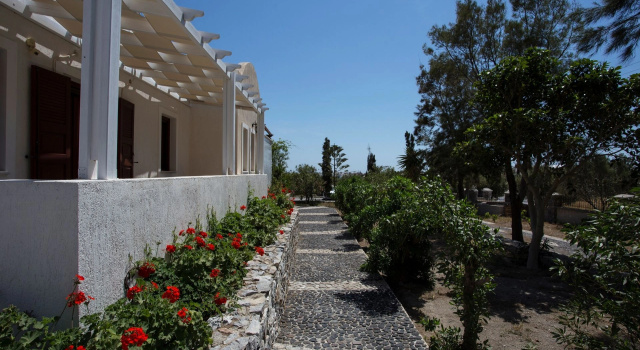 Birds Villa Apartments with Heated Pool - Including Car and Breakfast, Забронировать Апартаменты/квартира Перисса Санторини, рядом с Древний город Тира