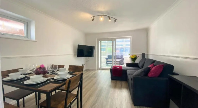 Апартаменты OnSiteStays - Ideal Long Term Retreat, 2-Br House with Conservatory, Parking & Wi-Fi