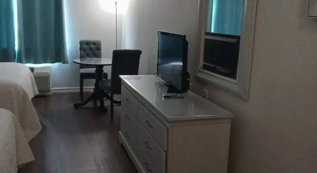 Четырёхместный номер Standard Deluxe Inn & Suites