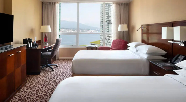 Четырёхместный номер Standard с видом на гавань Vancouver Marriott Pinnacle Downtown Hotel