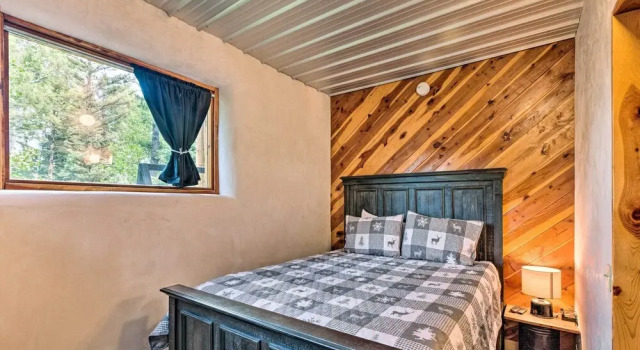 Коттедж Angel Fire Cabin w/ Deck ~ 2 Mi to Ski & Hiking!