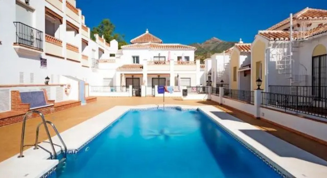 Nerja Paradise Rentals - Apt Chimenea C1d, Забронировать Отель Нерха Axarquía, рядом с Tuesday Market