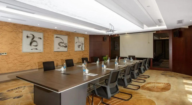 Longlin Shanju Holiday Hotel