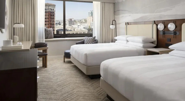 Четырёхместный клубный номер Standard с видом на город Marriott Long Beach Downtown