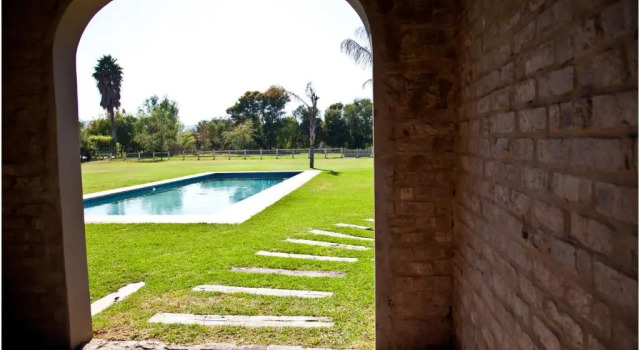 Hartland Country House Oudtshoorn, Забронировать Отель Оудсхорн Klein Karoo, рядом с CP Nel Museum
