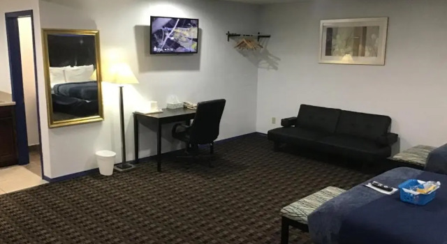 Трёхместный номер Deluxe Budget Inn & Suites