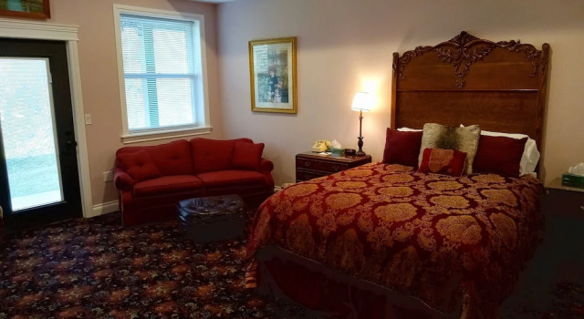 Номер Luxury Hearthstone Elegant Lodge by the River