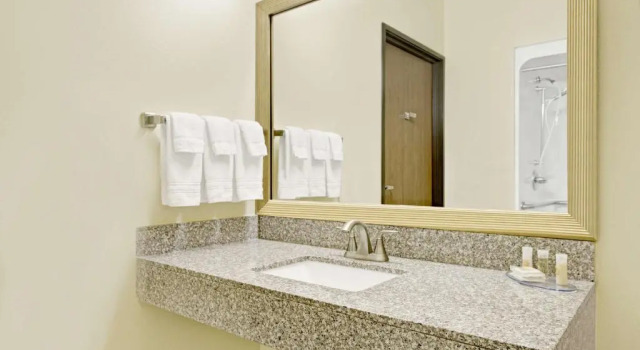 Четырёхместный номер Standard Days Inn by Wyndham Collinsville St Louis