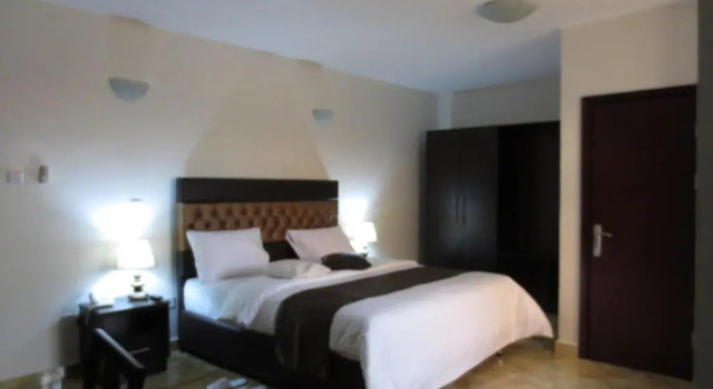 Полулюкс Airport Plaza Hotel