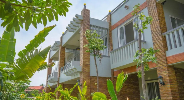 Private Entire 8 BedRooms Garden Pool Villa With Kitchen & BBQ Facilities, Забронировать Вилла Сиемреап 