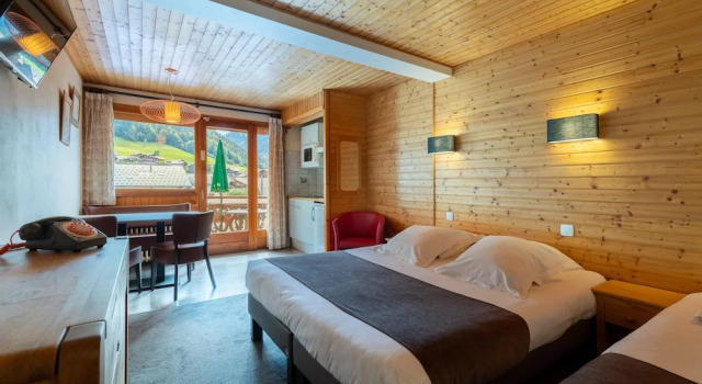 Трёхместный номер Comfort с балконом и с видом на горы Hôtel Les Côtes, Résidence Loisirs et Chalets