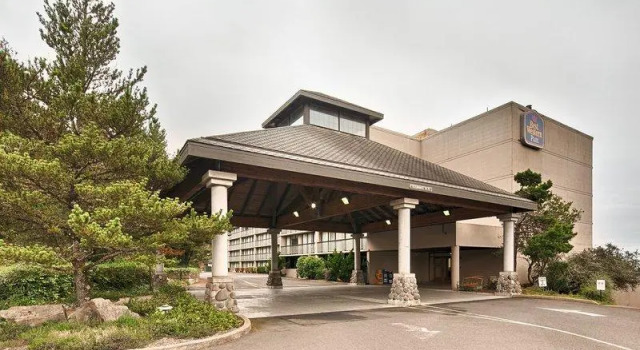 Кровать в общем номере Best Western Plus Agate Beach Inn