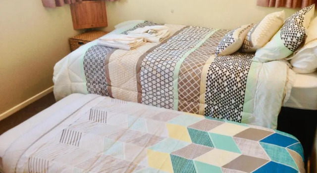 Big & Bright Guest House, Забронировать Гостевой дом Отели Данидин с парковкой, Парковка