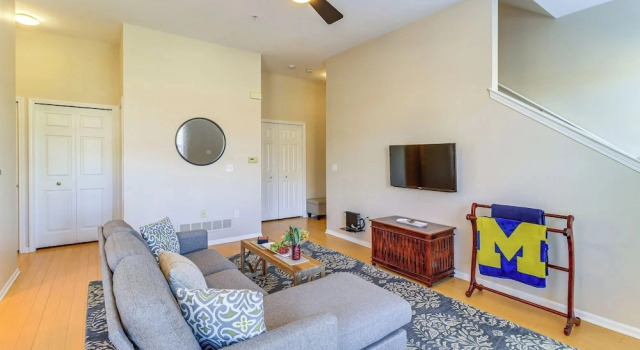 Апартаменты с 2 комнатами с балконом 25 Mi to Detroit: Townhome w/ Smart TV!
