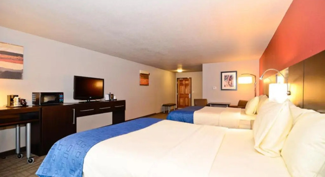 Четырёхместный номер Standard Astoria Hotel and Event Center